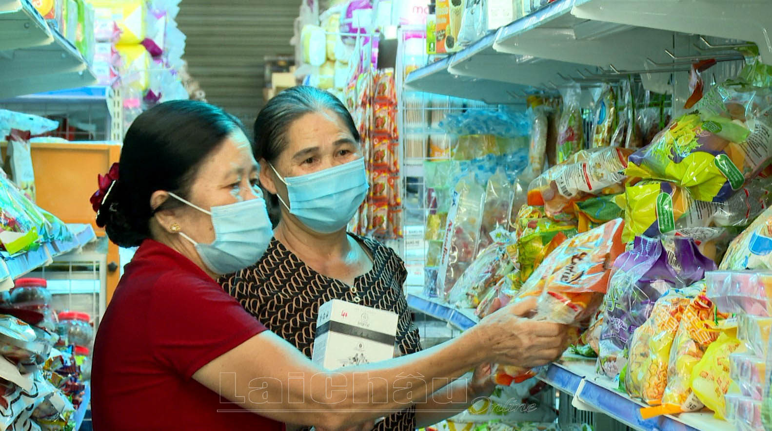Mặc dù đã 64 tuổi, nhưng bà Huệ vẫn đảm nhiệm nhiều công việc trong kinh doanh của gia đình. Trong ảnh: Bà Huệ (bên phải) tư vấn sản phẩm cho khách hàng.